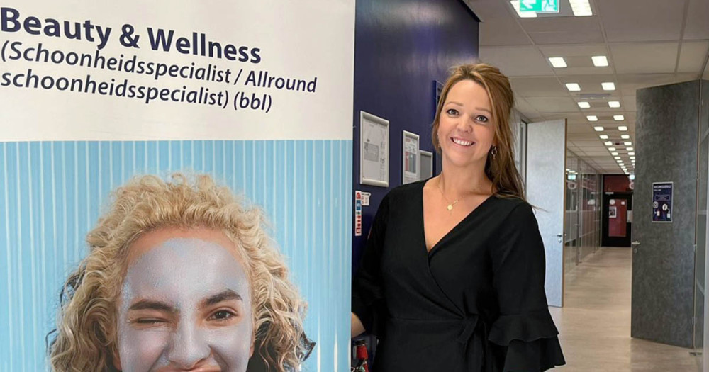 Linda Sterken naast een welness banner.