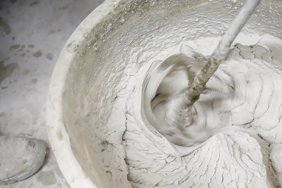 Een grote ton met cement wordt gemengd