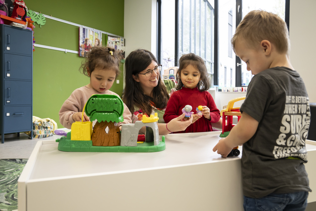 Pilot biedt expat­partners carrière­kansen en vermindert kinderopvang­tekort