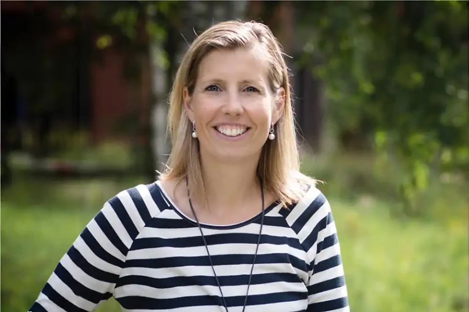 Arjanne Herdingh staat buiten.