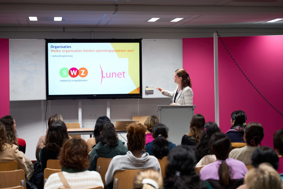 Succesvolle pilot in de kinderopvang voor expatspartners krijgt vervolg in de zorg