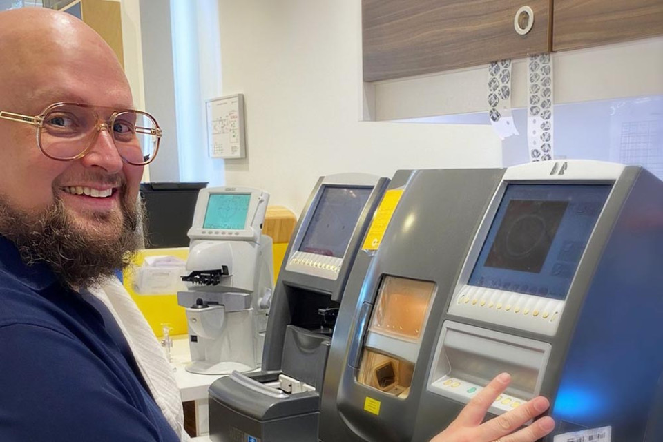 Bjorn Rooijackers achter meetapparatuur bij de opticien.