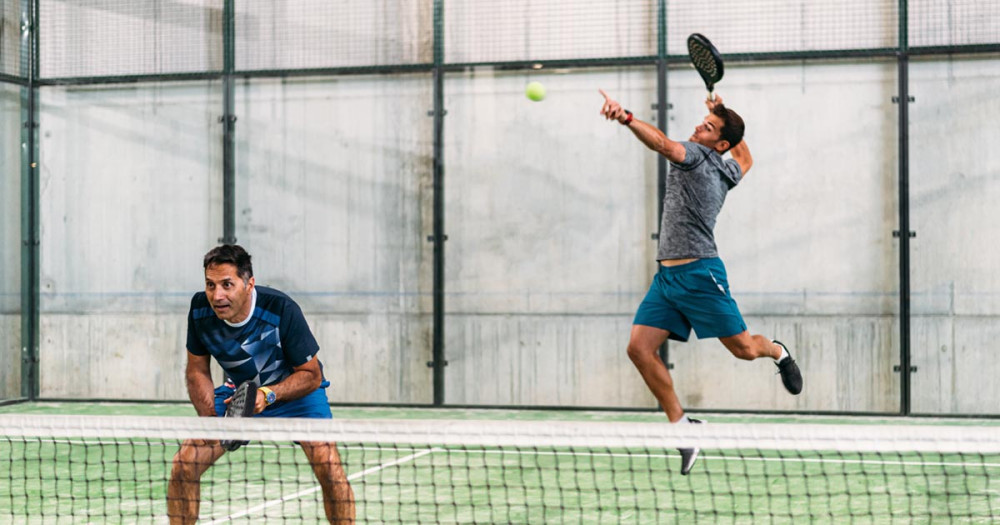 Paul Hooijen in actie op de padelbaan.