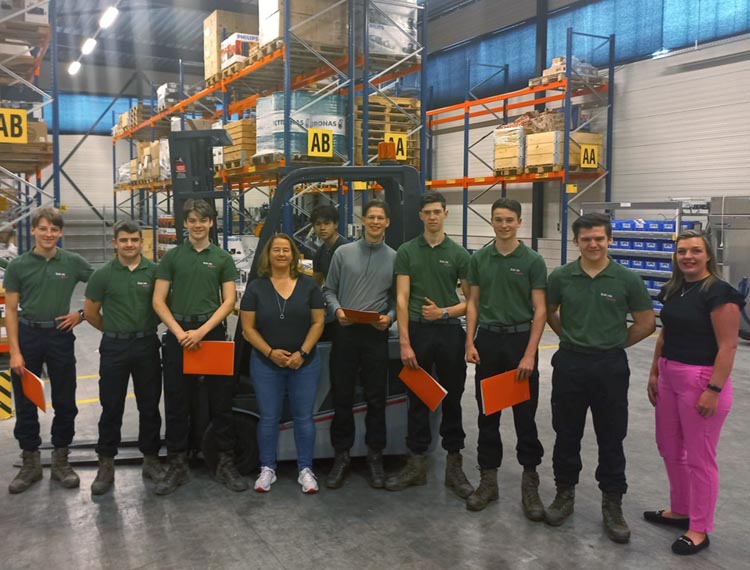 Studenten Veiligheid leren heftruckrijden bij Transport & Logistiek