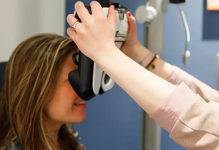 Optcien meet de ogen van een klant