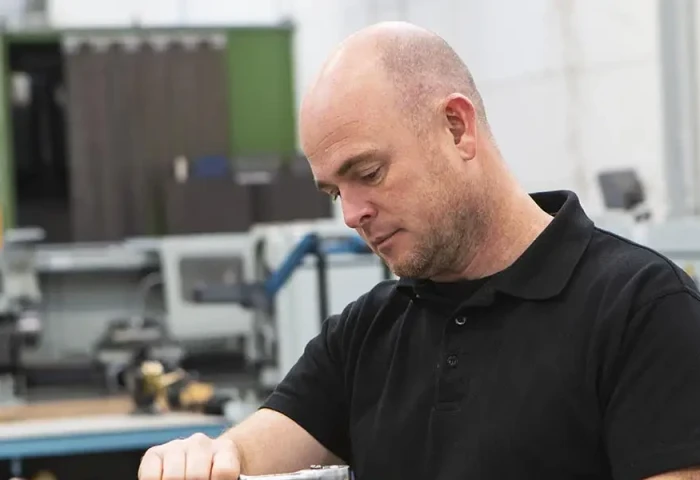 automonteur werkt met dopsleutel aan een werkbank