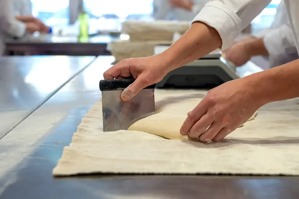 Bakkershanden werken met een lap deeg