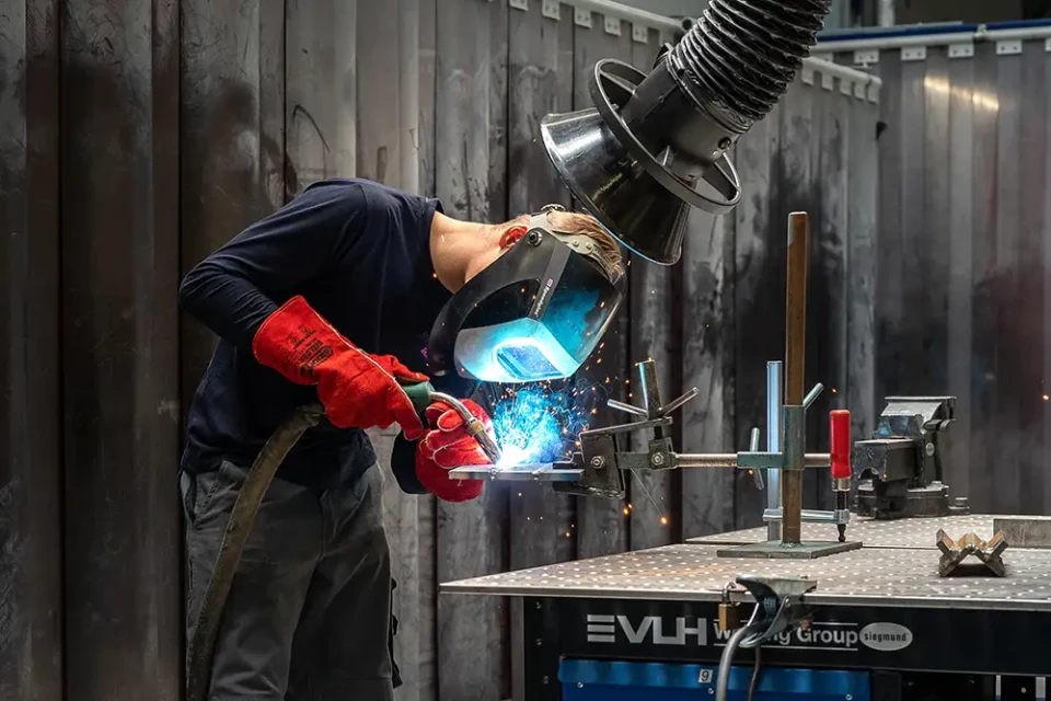 Lasser aan het werk met laskap op.