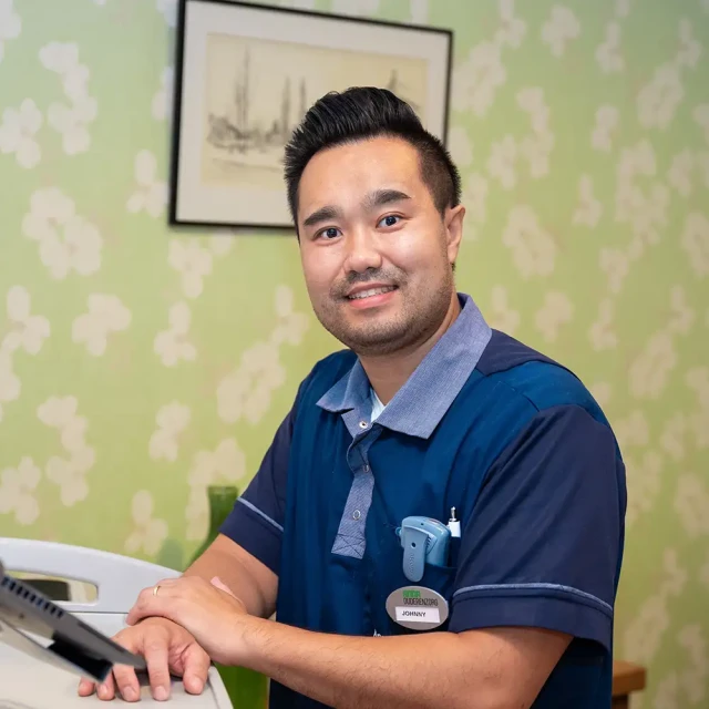 Johnny poseert in zijn werkuniform