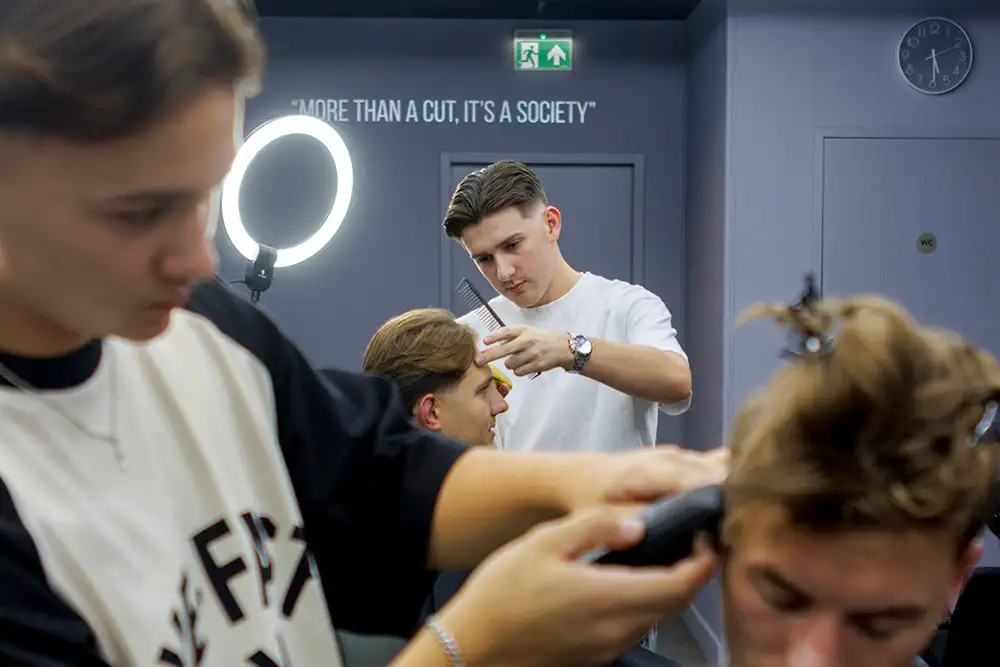 Pieter (20) opent eigen kapperszaak: ‘Veel geleerd bij Summa’